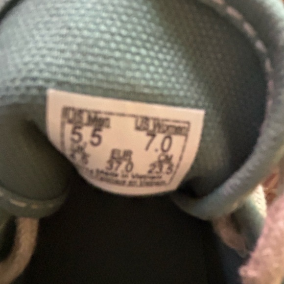 New without box Vans-Unisex classic design sneakers men 5.5 or women  7 - Picture 8 of 9